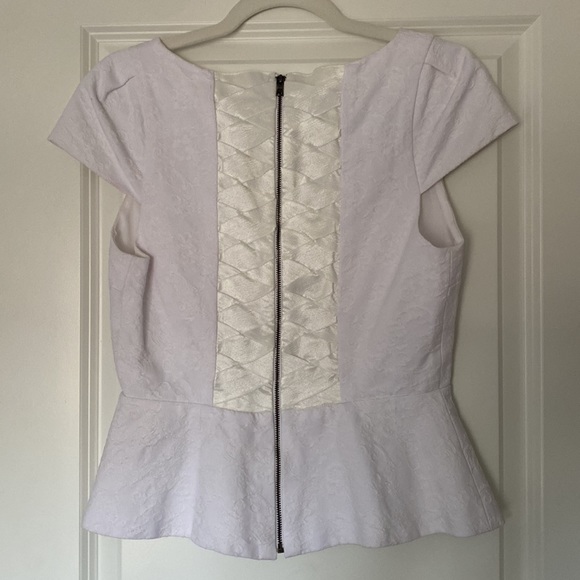 White top - Picture 2 of 4